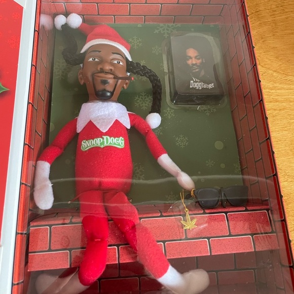 NWT Urban Outfitters Death Row Records Snoop On The Stoop Plushie Figure - Picture 4 of 11